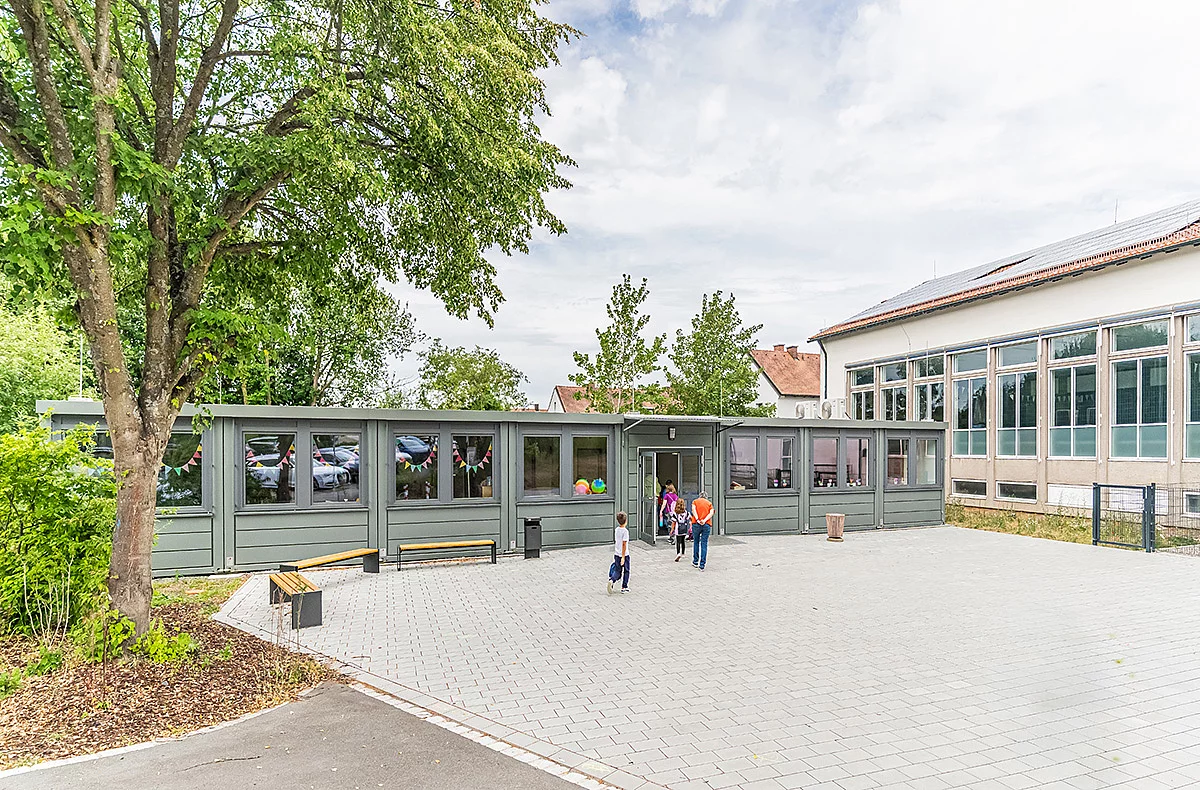 Containeranlage des Förderzentrums Vohenstrauß neben dem bestehenden Schulgebäude mit befestigtem Vorplatz.