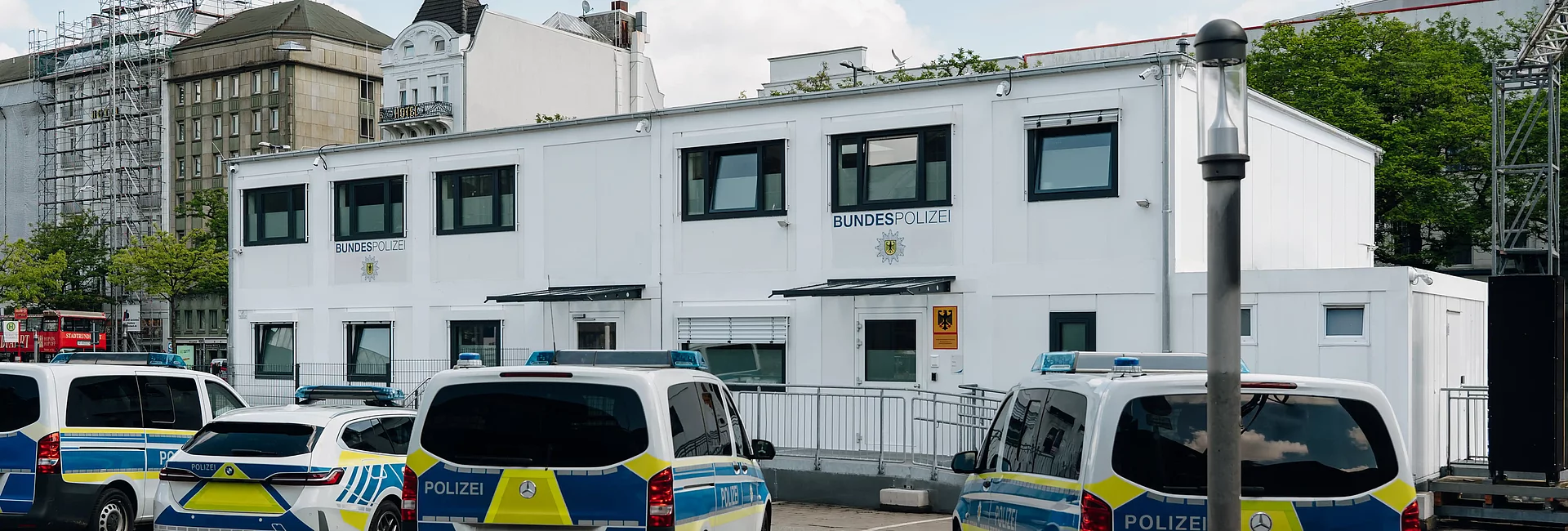 Bundespolizei-Dienstgebäude am Hamburger Hauptbahnhof mit mehreren Einsatzfahrzeugen auf dem Vorplatz.