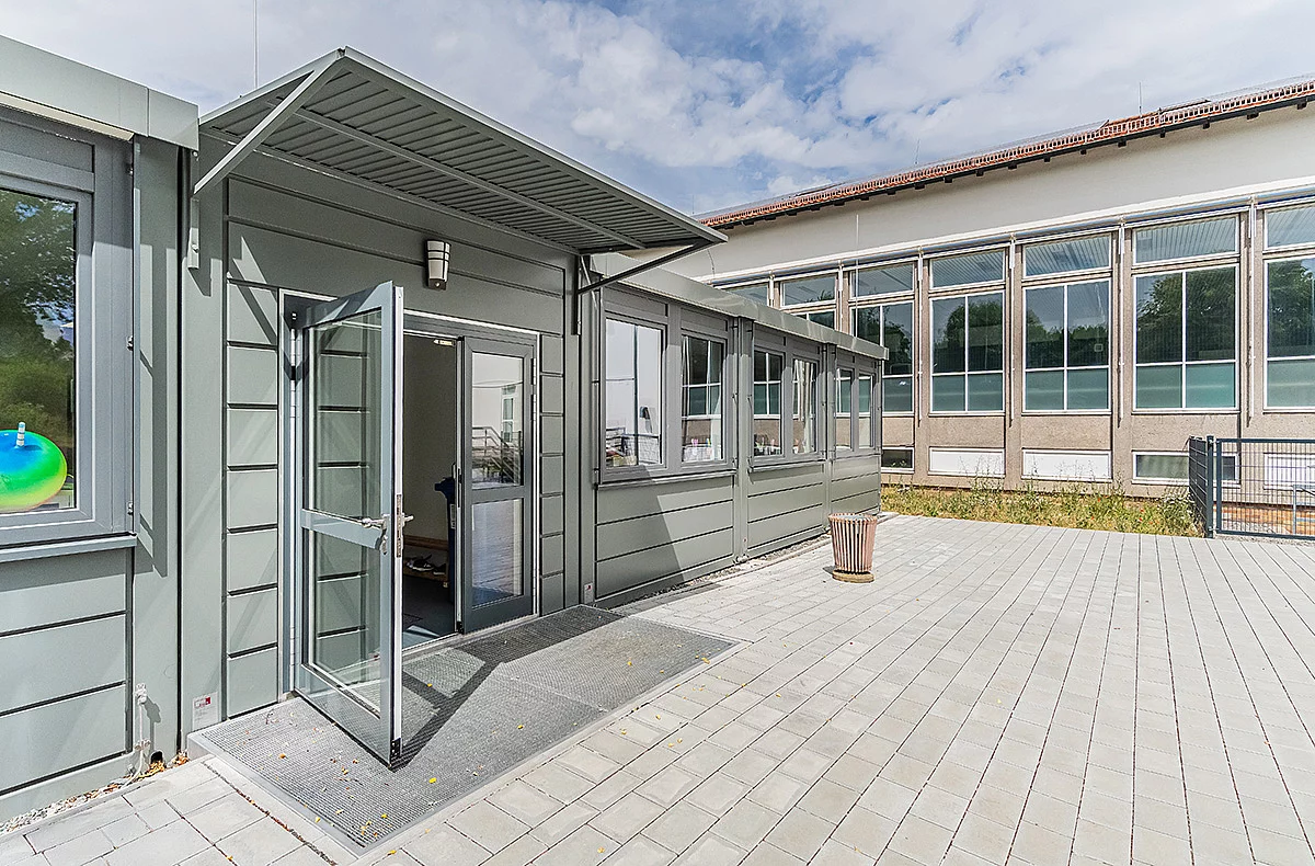 Überdachter Eingangsbereich der Containeranlage am Förderzentrum Vohenstrauß mit barrierefreiem Zugang.