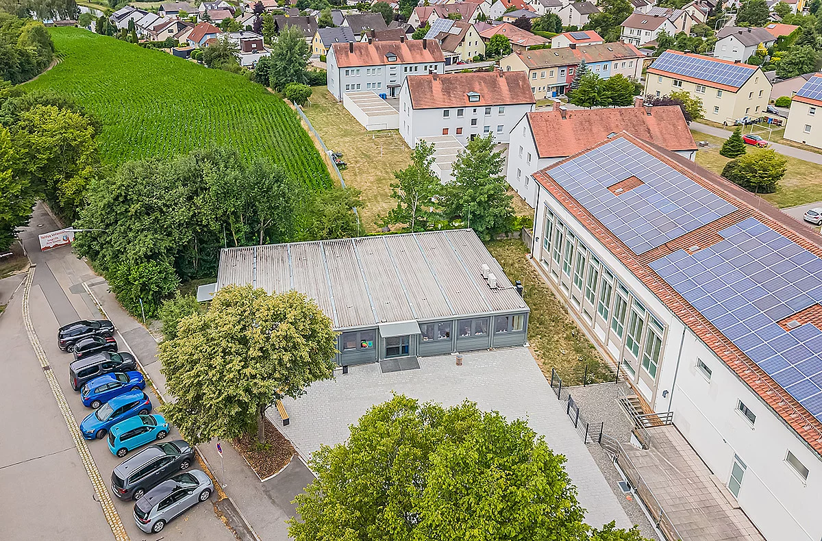 FAGSI Containeranlage am Förderzentrum Vohenstrauß aus der Vogelperspektive neben dem Bestandsgebäude.