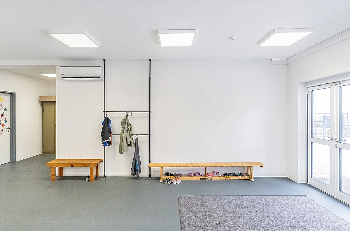Innenbereich der FAGSI Containeranlage am Förderzentrum Vohenstrauß mit Garderobe und Aufenthaltsbereich.