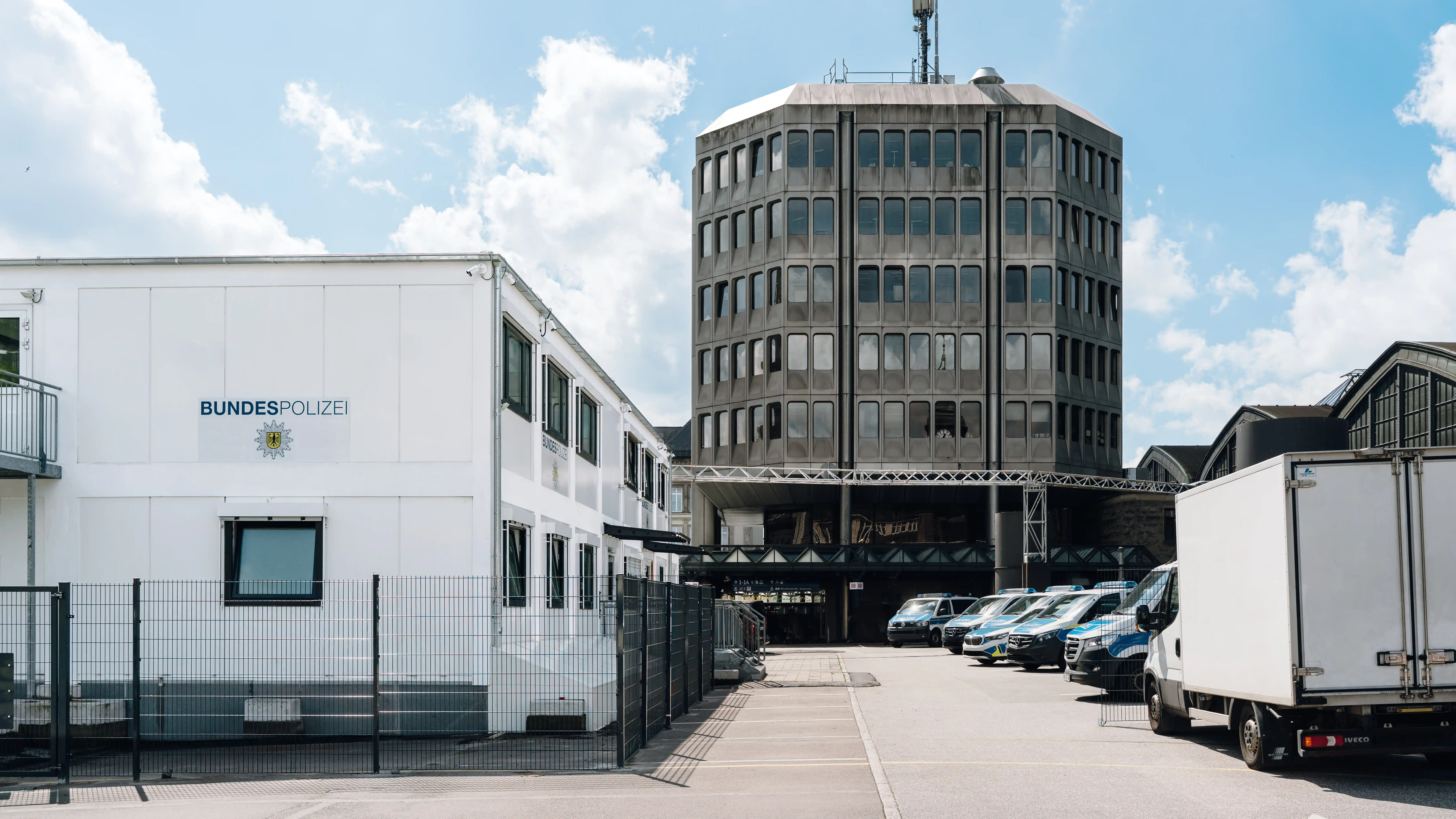 Temporäres Dienstgebäude der Bundespolizei am Hamburger Hauptbahnhof zur Erweiterung von Arbeits- und Einsatzflächen.