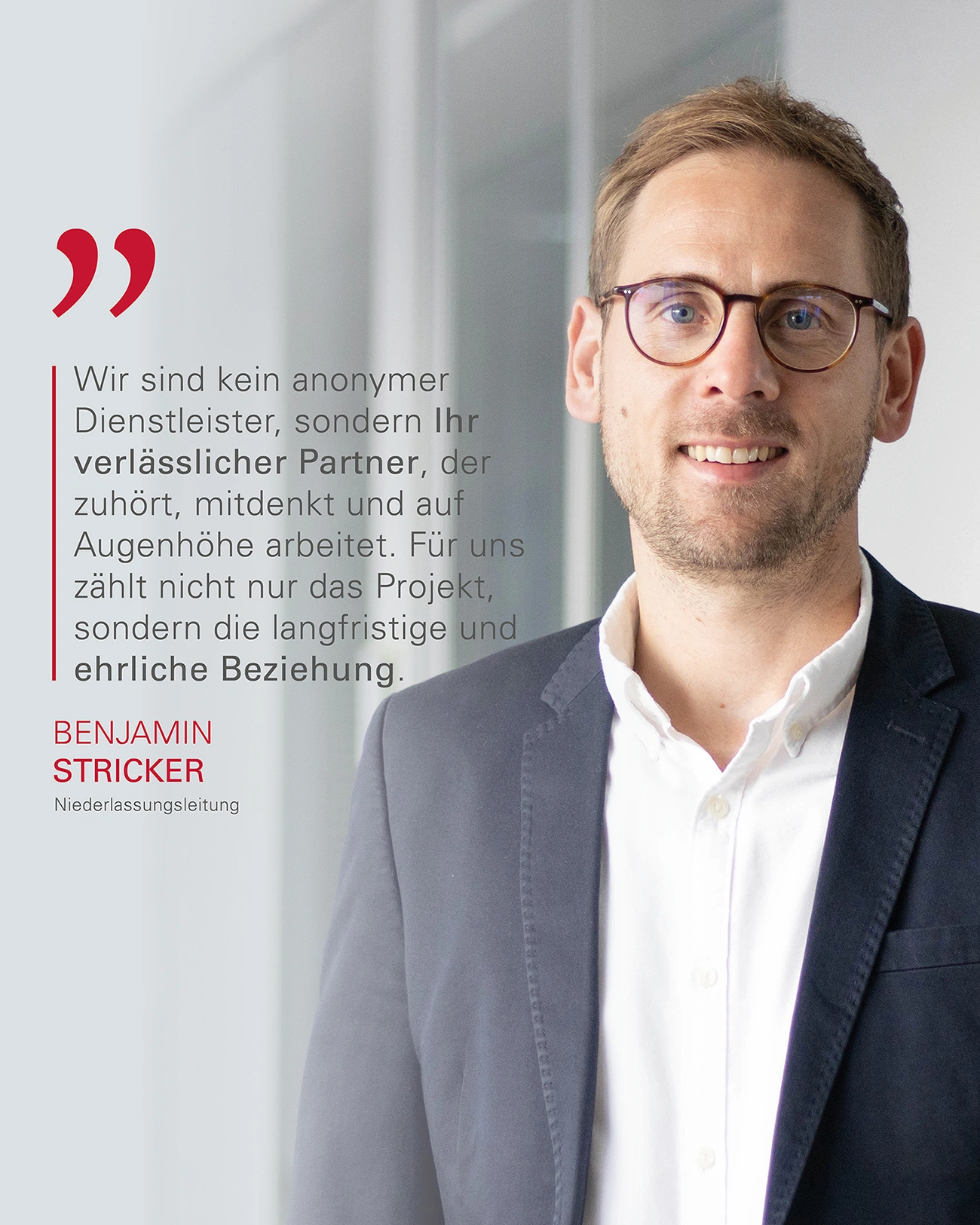 Mann im Anzug mit Brille lächelt in die Kamera; Porträt vor hellem Büroflur, links ein Zitat über verlässliche Partnerschaft und langfristige, ehrliche Beziehung.
