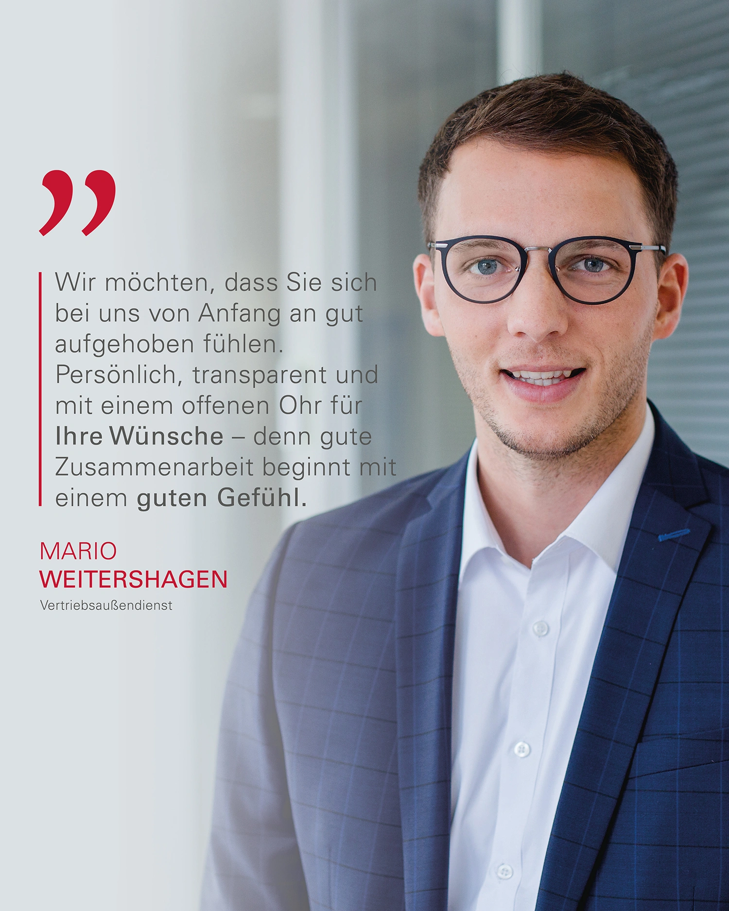 Porträt eines lächelnden Mannes im blauen Anzug und mit Brille neben einem Zitat über persönliche und transparente Zusammenarbeit.