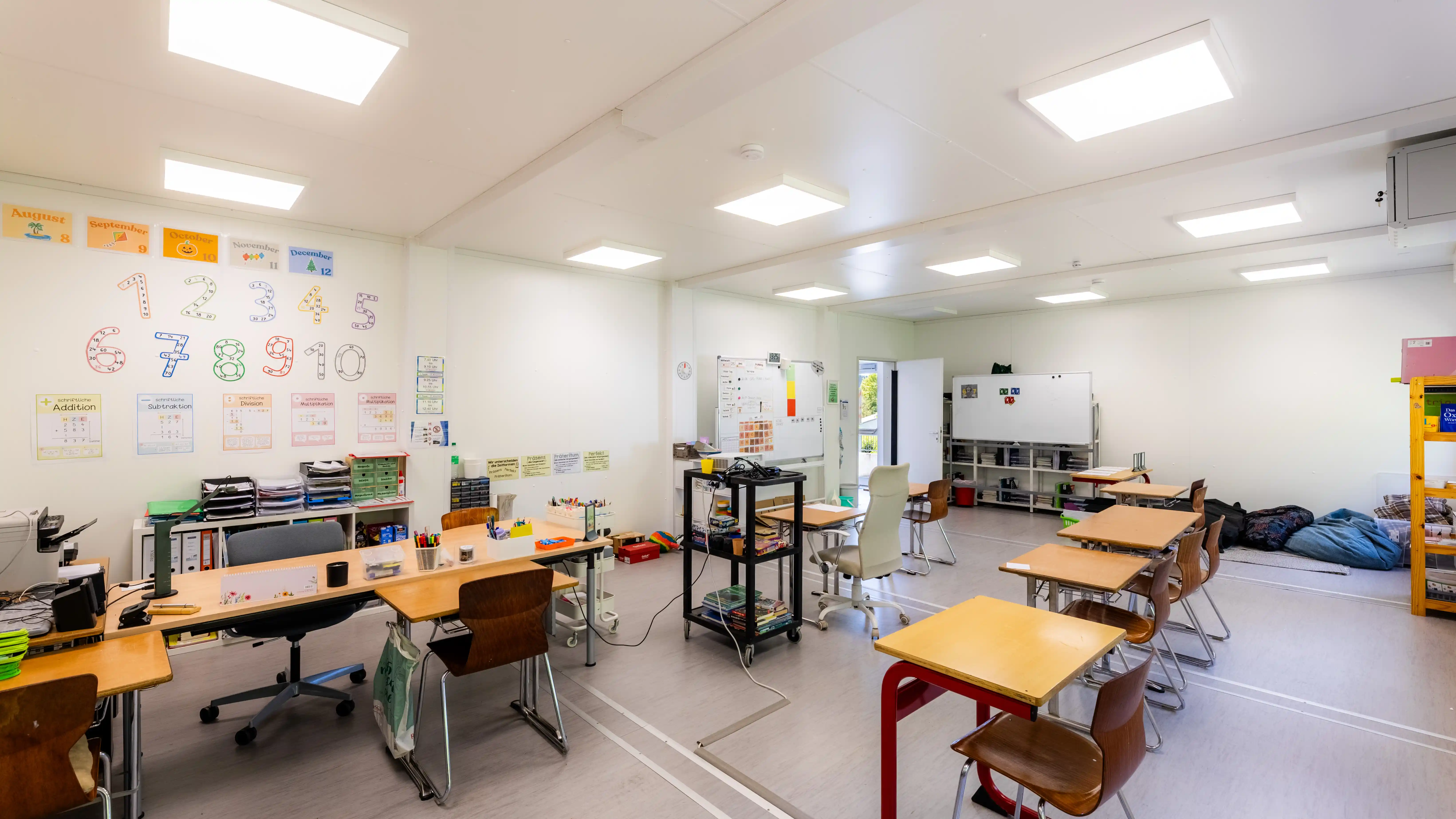 Modern ausgestatteter Klassenraum im sonderpädagogischen Förderzentrum mit Einzelarbeitsplätzen, Lehrerpult und Unterrichtsmaterialien. Die großzügige Raumgestaltung unterstützt konzentriertes Lernen und individuelle Förderung.
